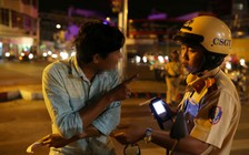 [VIDEO] Nhậu tất niên bị thổi nồng độ cồn ở Sài Gòn, nhiều ông 'cù nhây' CSGT