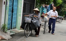 Mẹ con 've chai' bới từng thùng rác hạnh phúc với điểm thi THPT rất cao