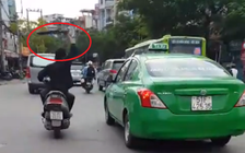 Bị ‘ngáo đá’ cầm mã tấu chém rụng kính, chủ ô tô có thể đòi bồi thường!