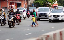 500 người đi bộ vi phạm, CSGT TP.HCM chỉ lập biên bản 34 người