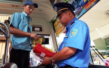 Thanh tra giao thông kiểm tra giá vé, chất lượng xe trong bến dịp tết Nguyên Đán