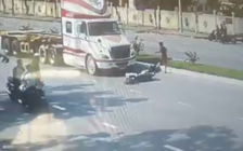 [VIDEO] Thanh niên lao vào gầm container rồi bò ra trong sự nghẹt thở của tài xế