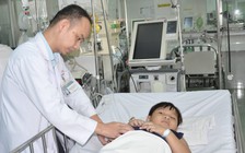 Nội soi bất thành, bác sĩ phải mổ hở lấy dị vật cho cậu bé 7 tuổi