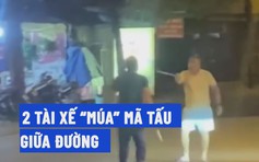 2 tài xế cầm mã tấu dọa chém nhau giữa đường