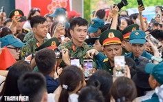 Nhiều người chờ gặp thượng úy Lê Hoàng Hiệp, quân đội phải mở lối đi
