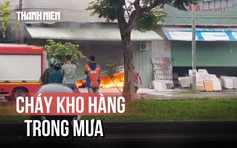 Kho hàng cháy lớn trong cơn mưa chiều cuối tuần