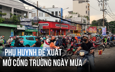 Ùn tắc giờ tan học: Phụ huynh đề xuất mở cổng trường ngày mưa