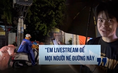 Mưa lớn gây ngập sâu ở TP.HCM: Người livestream cảnh báo, sinh viên đẩy xe giúp người đi đường
