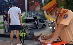 Lơ xe "đánh đu" đón khách trên đường phố Hà Nội