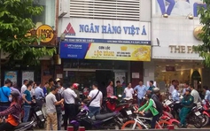 Cướp tại Ngân hàng Việt Á: Nghi can mang vật giống súng, uy hiếp 5 người