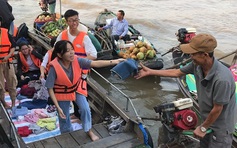 Sinh viên lênh đênh chợ nổi tặng quà cho người nghèo ngày 30 Tết