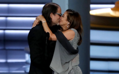Lễ trao giải Emmy: Thời trang, chính trị và lời cầu hôn