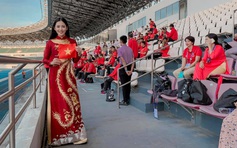 Người đẹp áo dài làm rạng rỡ khán đài SEA Games, dự đoán Việt Nam thắng Indonesia