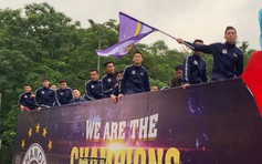 CLB Hà Nội “náo loạn” đường phố thủ đô trong ngày trở về
