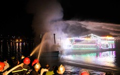 Tàu cá neo đậu trên sông Hàn bốc cháy dữ dội lúc nửa đêm