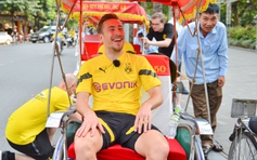 Cầu thủ Borussia Dortmund 'cười tít mắt' khi ngồi xích lô ngắm hồ Gươm