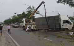 Lật xe tải trước cổng trường tiểu học trên đại lộ Võ Văn Kiệt