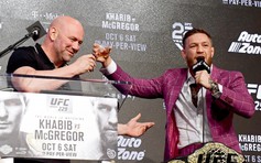 McGregor ngông cuồng, nhấm nháp rượu trong họp báo trước cuộc đấu trở lại UFC