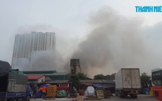 Cháy lớn tại khu nhà kho gần bến xe Nước Ngầm