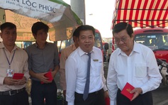 Nguyên Chủ tịch nước Trương Tấn Sang thăm và tặng quà nhân viên bến xe