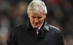 Huấn luyện viên Mark Hughes bị Stoke City sa thải