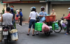 Tiểu thương ngơ ngác vì bị chặn trước chợ khi Hà Nội siết mạnh giãn cách chống Covid-19