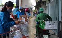 Một ngày theo chân đội quân “đi chợ hộ” ở TP.HCM giữa dịch Covid-19