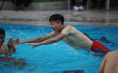 Các tuyển thủ U.22 Việt Nam khoe cơ bắp cuồn cuộn tại hồ bơi