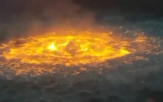 Xem 'mắt lửa' khổng lồ rừng rực giữa vịnh Mexico