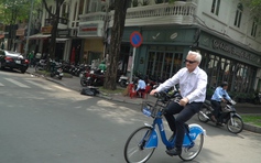 Đặc phái viên thương mại của Thủ tướng Anh trải nghiệm xe đạp công cộng ở TP.HCM
