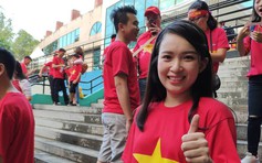 Du học sinh "hot girl" nổi bật trước trận Philippines - Việt Nam