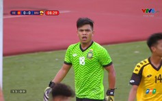 Tấn Sinh sút phạt hiểm hóc khiến thủ môn U.22 Brunei phải trổ tài
