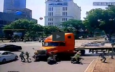 [VIDEO] Xe 'điên' container lao thẳng vào nạn nhân đang chờ đèn đỏ