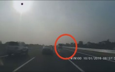 [VIDEO] Xe tải phóng vù vù ngược chiều trên cao tốc Hà Nội - Hải Phòng
