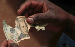Nghề lạ: “Phục hồi nhan sắc” cho những đồng USD rách nát