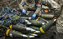 Sĩ quan Ukraine nói 'quân Nga không hề thích thú' trước đạn chùm của Mỹ