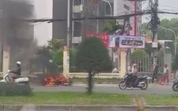 Xe máy đang chạy bỗng phát cháy như ngọn đuốc ở TP.HCM