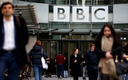 Người dẫn chương trình đài BBC vướng bê bối ảnh khiêu dâm thiếu niên