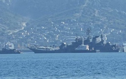 Tàu đổ bộ hư hại sau khi Nga tố xuồng tự sát Ukraine tấn công căn cứ hải quân