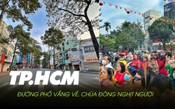 Đường sá TP.HCM vắng vẻ, chùa chiền đông nghịt người mùng 1 tết