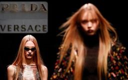 Prada chốt thương vụ Versace 1,4 tỉ USD giữa tình hình bất trắc thuế quan