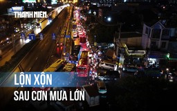 Ô tô, xe máy chen chúc sau cơn mưa lớn ở TP.HCM