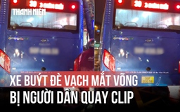 Xe buýt dừng đè vạch mắt võng, người dân quay clip báo CSGT