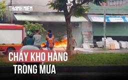 Kho hàng cháy lớn trong cơn mưa chiều cuối tuần
