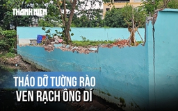 Tháo dỡ tường rào xây không phép ven rạch Ông Dí ở TP.HCM