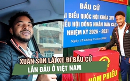 Xuân Son lái xe đi bầu cử lần đầu ở Việt Nam