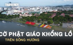 Chiêm ngưỡng cờ Phật giáo khổng lồ và 7 đóa sen hồng trên sông Hương