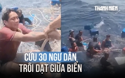 Cận cảnh khoảnh khắc tàu cá cứu 30 ngư dân trôi dạt giữa biển