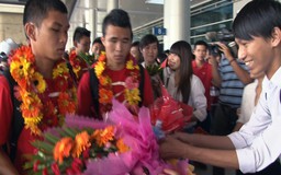 Tuyển U.19 Việt Nam vỡ òa trong vòng tay người hâm mộ