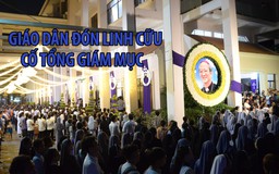 Giáo dân đón linh cữu cố Tổng Giám mục Bùi Văn Đọc